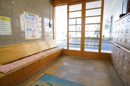 明るいエントランスの様子