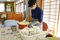 配膳作業中のスタッフ