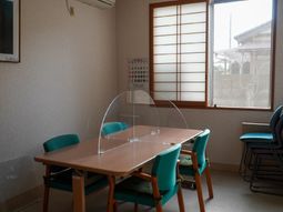 多目的室内のテーブルと椅子