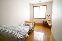 居室のベッドと机