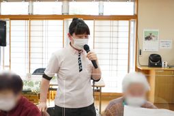 スタッフがマイクを持つ様子