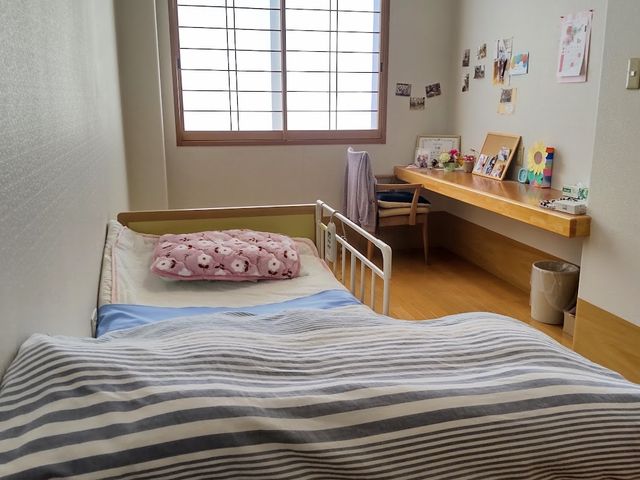 和やかな居室の一角 居室 落ち着いた色合いの居室は、個人の趣味や好みを反映させる空間となっており、快適な生活をサポートします。