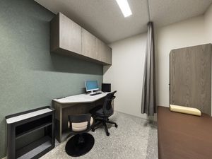 個室のデスクとベッドの部屋  