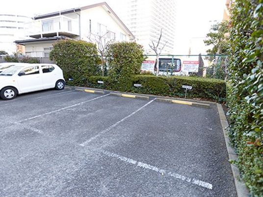 駐車場と建物外観  
