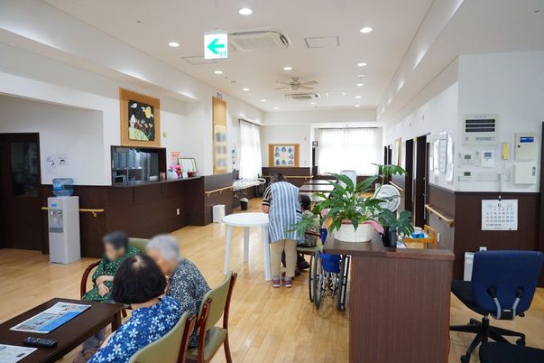 広々とした明るいロビー