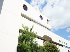 白い外観の建物  
