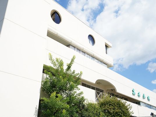 白い外観の建物  