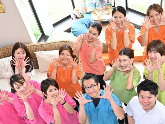 笑顔のスタッフが並ぶリビング  