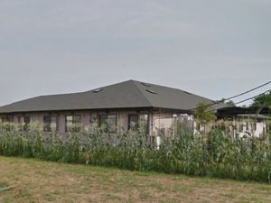シンプルな一階建て施設外観