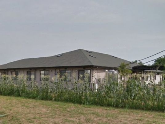 シンプルな一階建て施設外観