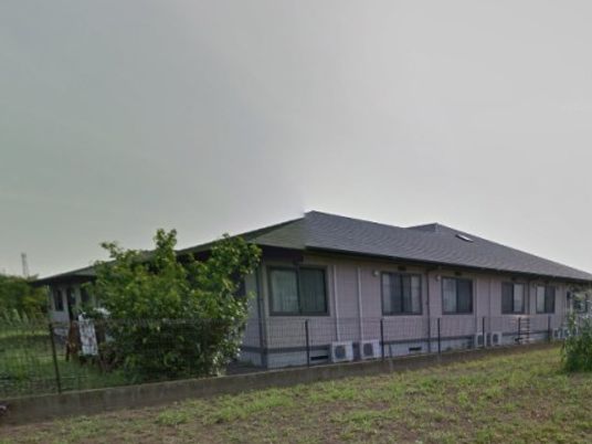 平屋建ての施設外観