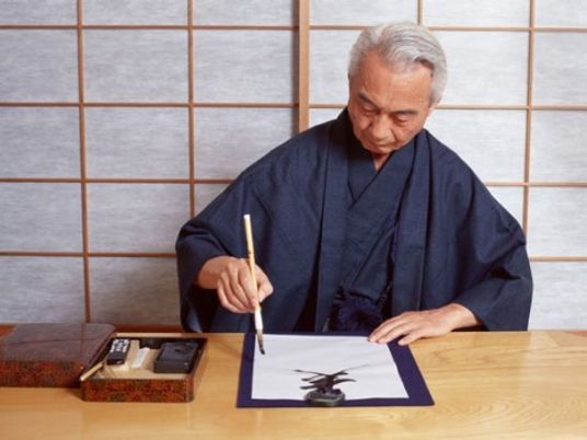 書道をする着物姿の男性