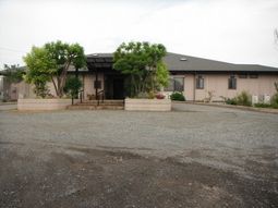 広々とした施設外観