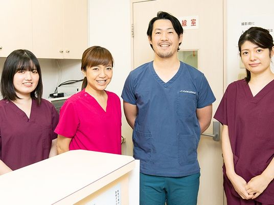 スタッフが並ぶ清潔な室内  