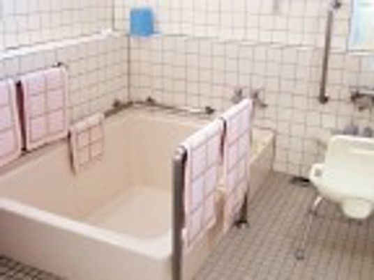 バリアフリー設計の浴室
