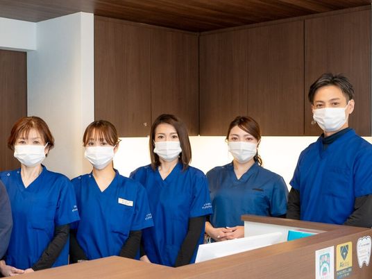 制服姿のスタッフが並ぶフロント  