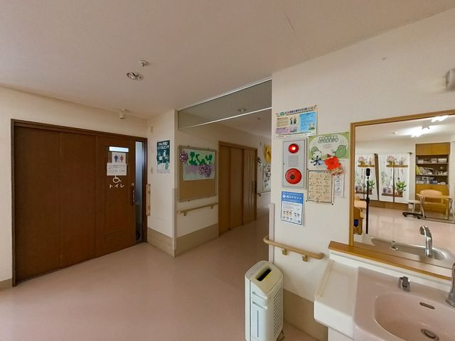 広い廊下 廊下 自然光が差し込む、ゆったりとした作りの通路です。移動がしやすく感じますね。