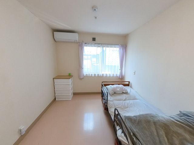 居心地の良い居室 居室 ナチュラルな光が差し込む居室は、快適で落ち着いた環境です。リラックスした時間を過ごせます。