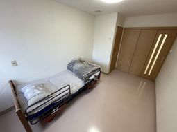 明るい個室の部屋