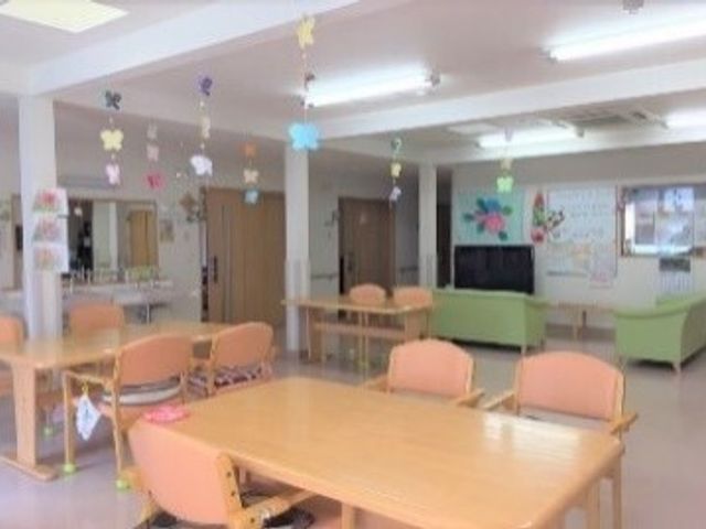 明るい共有スペース リビングダイニング カラフルな飾りとゆったりした椅子が並ぶ、居心地のいい空間です。