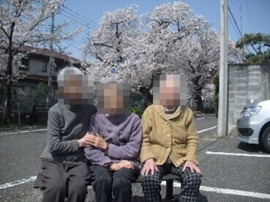 桜並木と談笑する人々