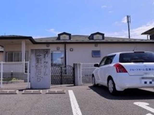 晴れた日の施設外観 外観 ゆとりを感じる広々とした駐車スペースがあり、心地よい印象です。