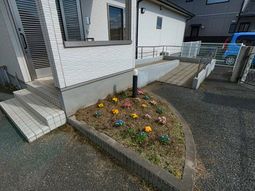 外に面する玄関先