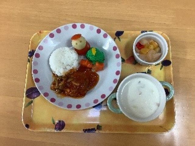 彩り豊かな手作り料理 食事例 栄養バランスを考えた手作りの温かい食事です。明るい食空間でのひとときをご提供します。