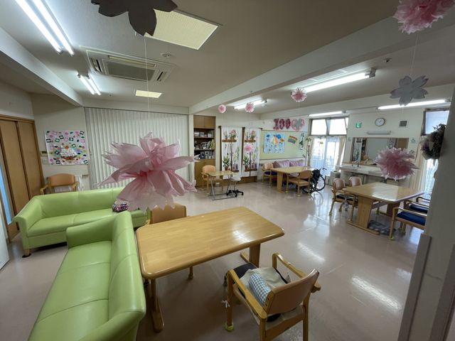 広々としたラウンジ ラウンジ 広々とした明るい空間で、入居者同士の楽しい交流が可能です。自然光が心地よく差し込んでいます。