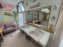 ゆったり洗面台がある室内