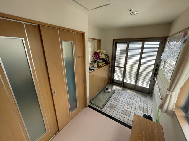 自然光が入る玄関 エントランス 広々としたエントランスは、自然光がたっぷりと入り、心地よい空間になっています。