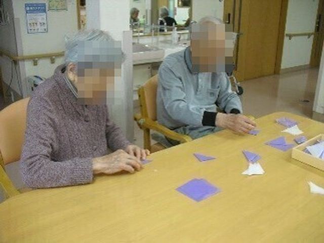 活動中の利用者様 レクリエーション ゆったりしたテーブルで手工芸を楽しむ姿がみられます。温もりあふれる空間で、心を豊かに過ごしています。