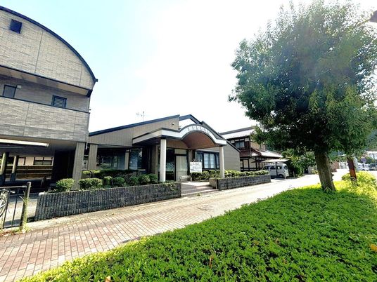 緑のある建物外観  