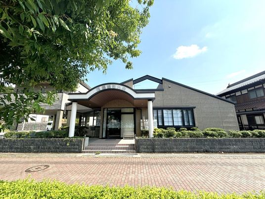 緑に囲まれた外観  
