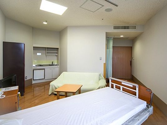 居室のベッドとソファ  