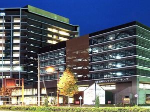 夜の施設外観  