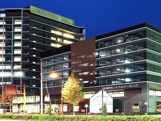 夜の施設外観  
