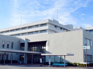 明るい外観の施設入口  