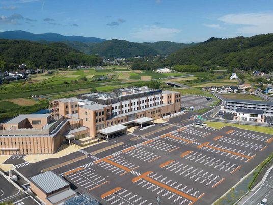 広い駐車場のある外観  