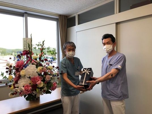 スタッフが贈り物を渡す居室  