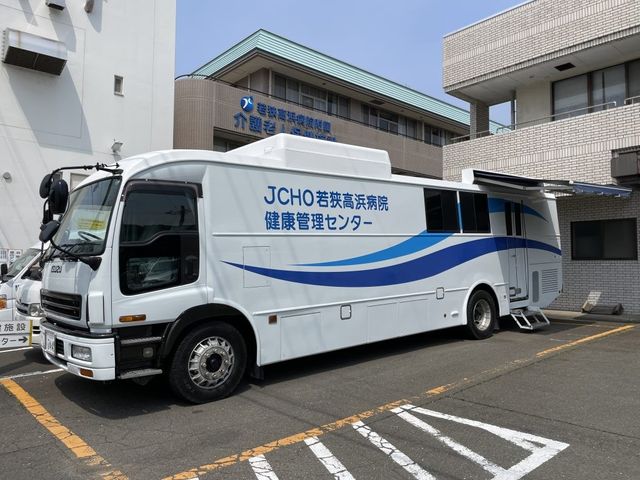 健康管理センター車両前の外観 外観   健康管理センターの車両が建物前に停車しており、敷地内の導線を確認しやすい外まわりです。就業時の送迎や巡回の動きをイメージしやすい環境です。