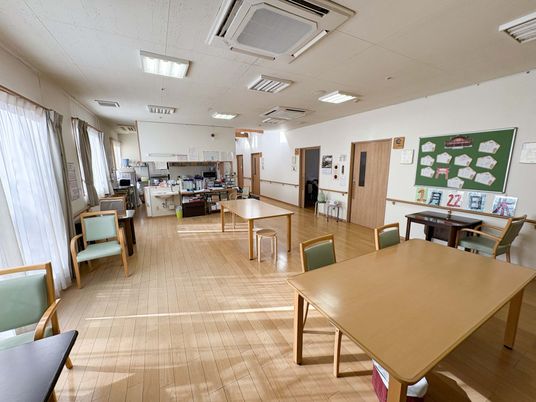 明るい施設の部屋