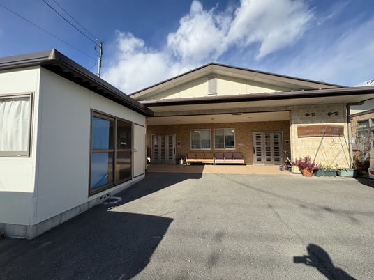温かな雰囲気の外観  