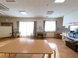木のテーブルと椅子のある部屋  