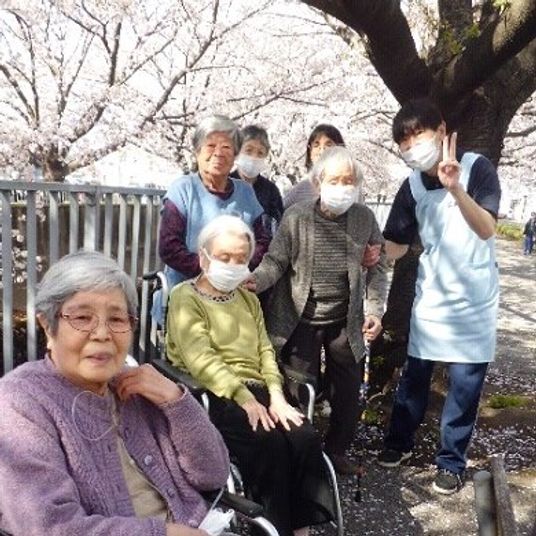 桜の木の下の集合写真
