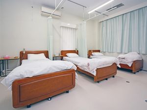 3台のベッドが並ぶ居室  