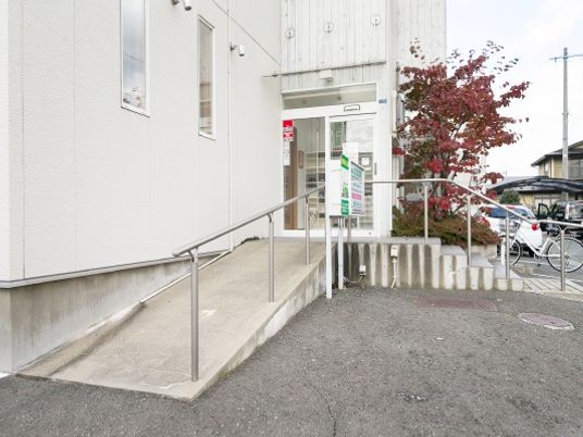 入口へ続くスロープ  