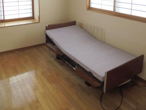 明るい洋室のベッド  