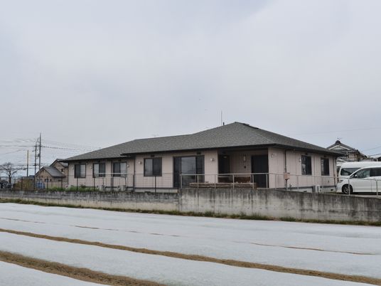 広々とした一階建て外観