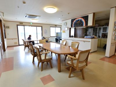 共用スペースとキッチンカウンター